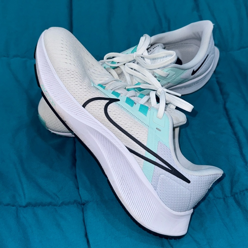 Nike Women’s Athletic Running Shoes White Teal Size 10